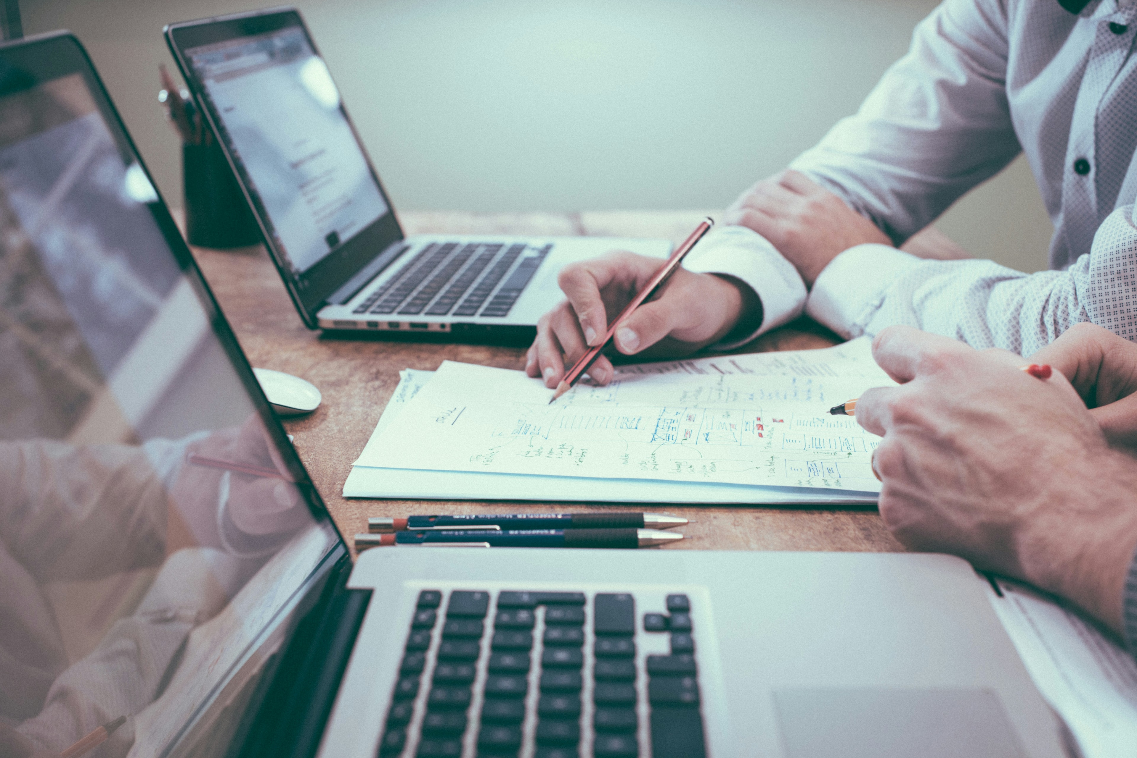 Mesa de trabalho com planejamento, listas e operação do dia a dia