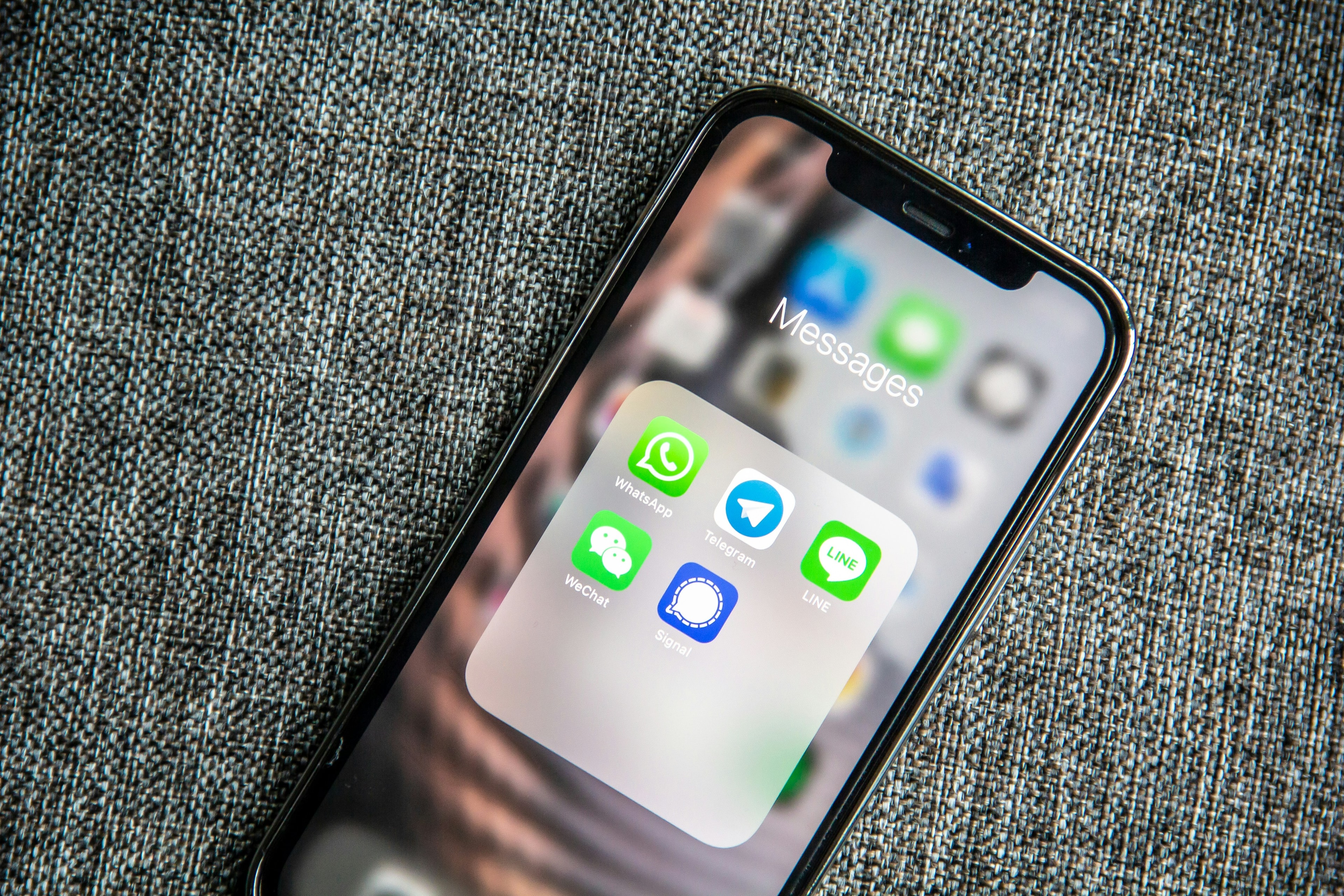 Celular com apps de mensagem — atendimento e fluxos automatizados